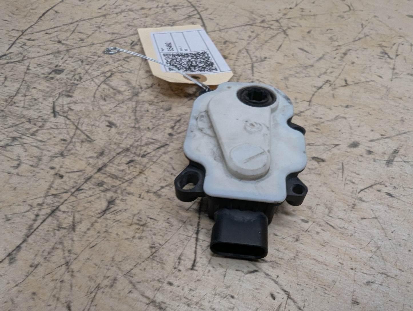2010-2017 BMW 535i GT xDrive F07 Front Bumper Radiator Air Flap Shutter Motor Actuator 7193168 OEM