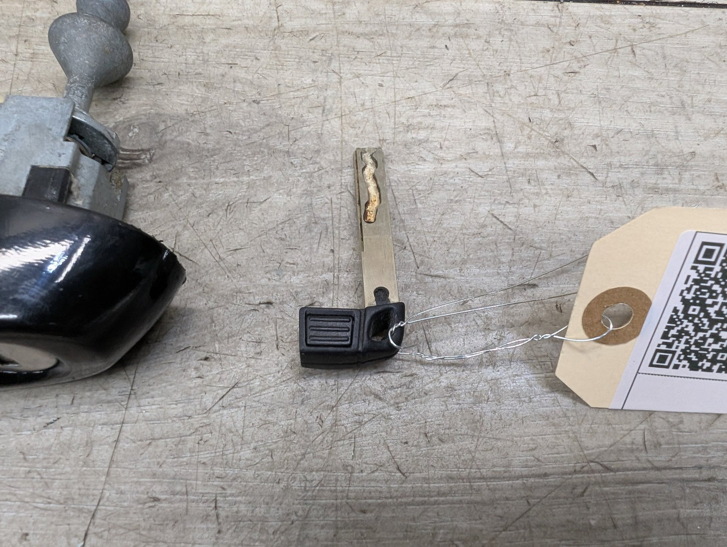 2011 BMW 328i E90 Front Left Driver Key Lock Mechanism w/ Key 7162427