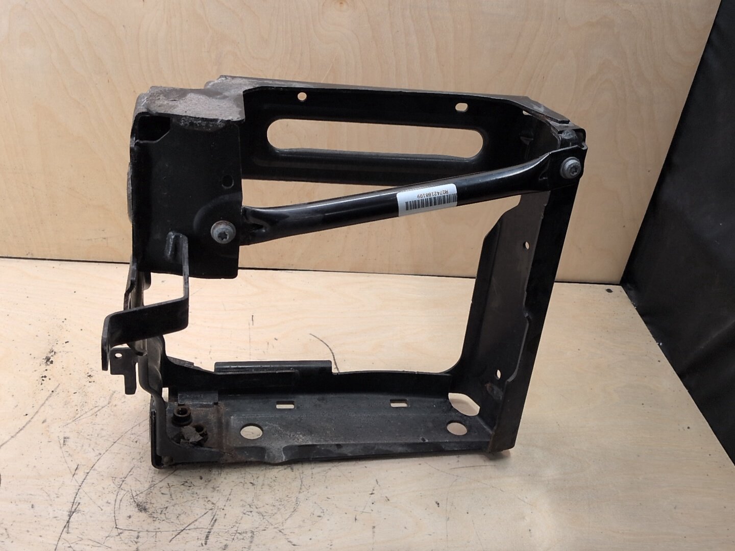 OEM BMW F95 G05 G06 G07 X5 Front Right Passenger Reinforcement Radiator Bracket