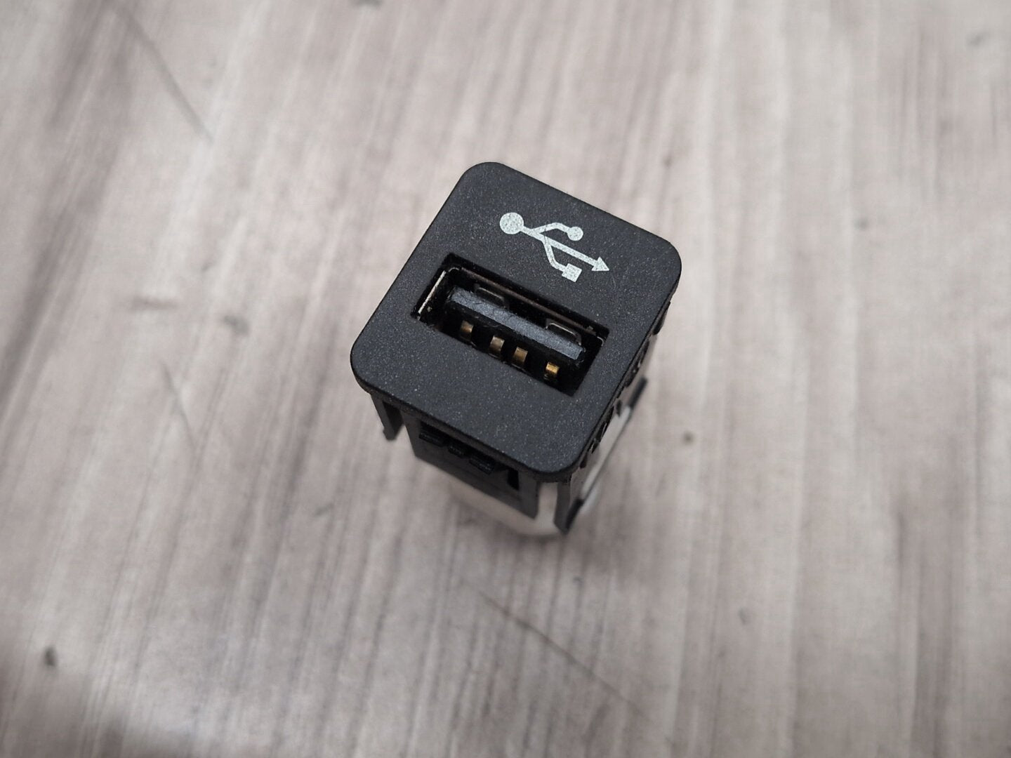 2016-2022 BMW 750i G12 AUX/ USB Charger Port Socket 9229294 OEM