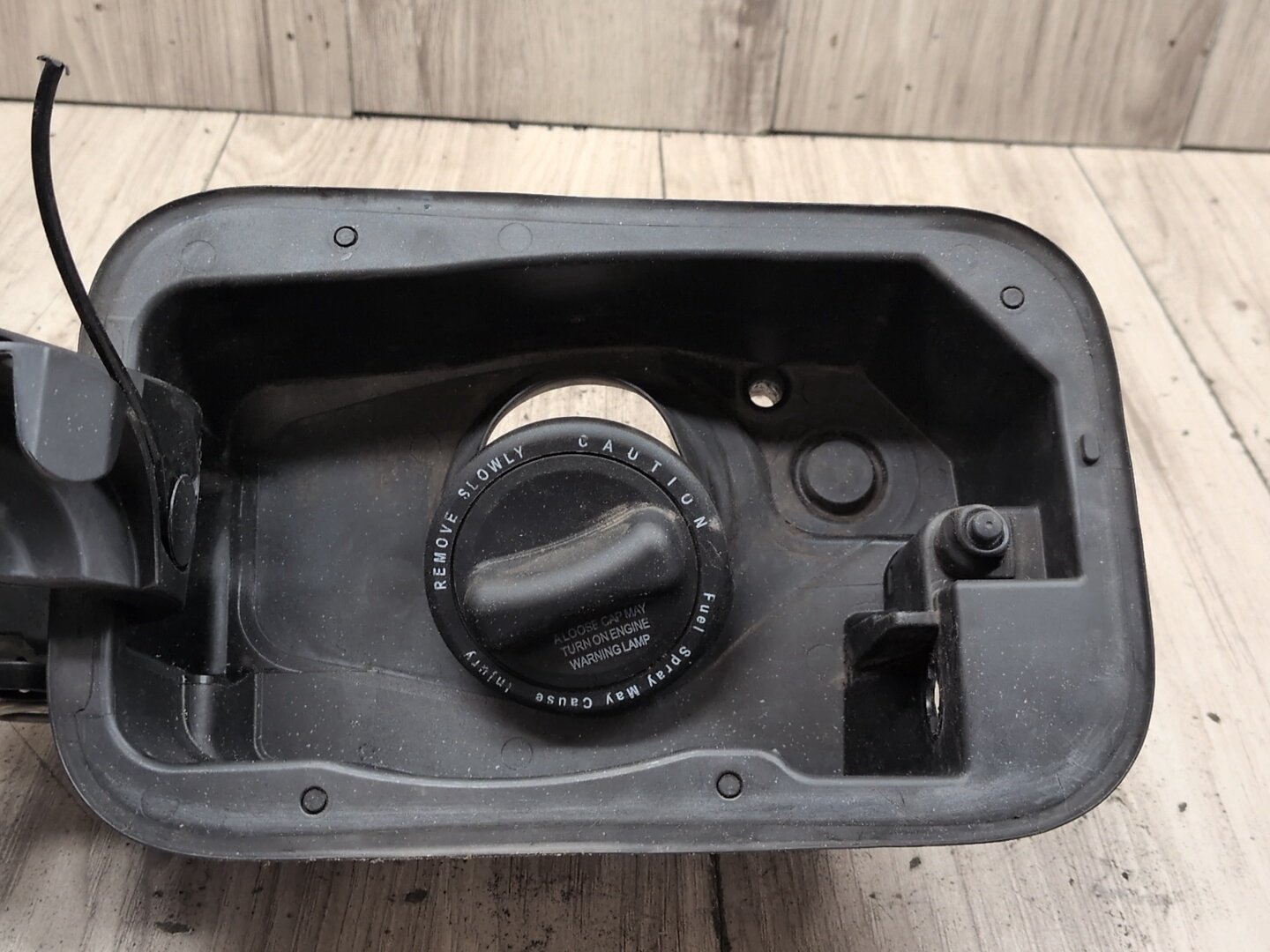2009-2012 Mercedes-Benz E550 W212 Gas Cover A2127570006 OEM