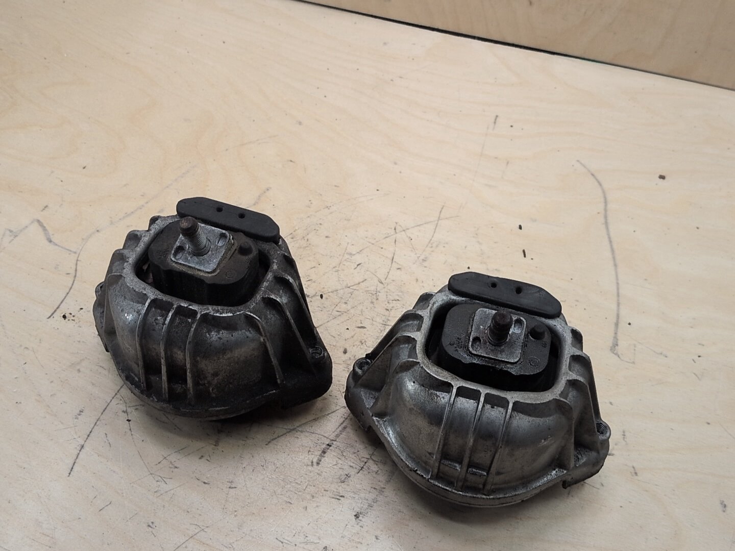 2006-2011 BMW E90 328i N52B30 Left Right Engine Bracket Support Mount SET 6760330