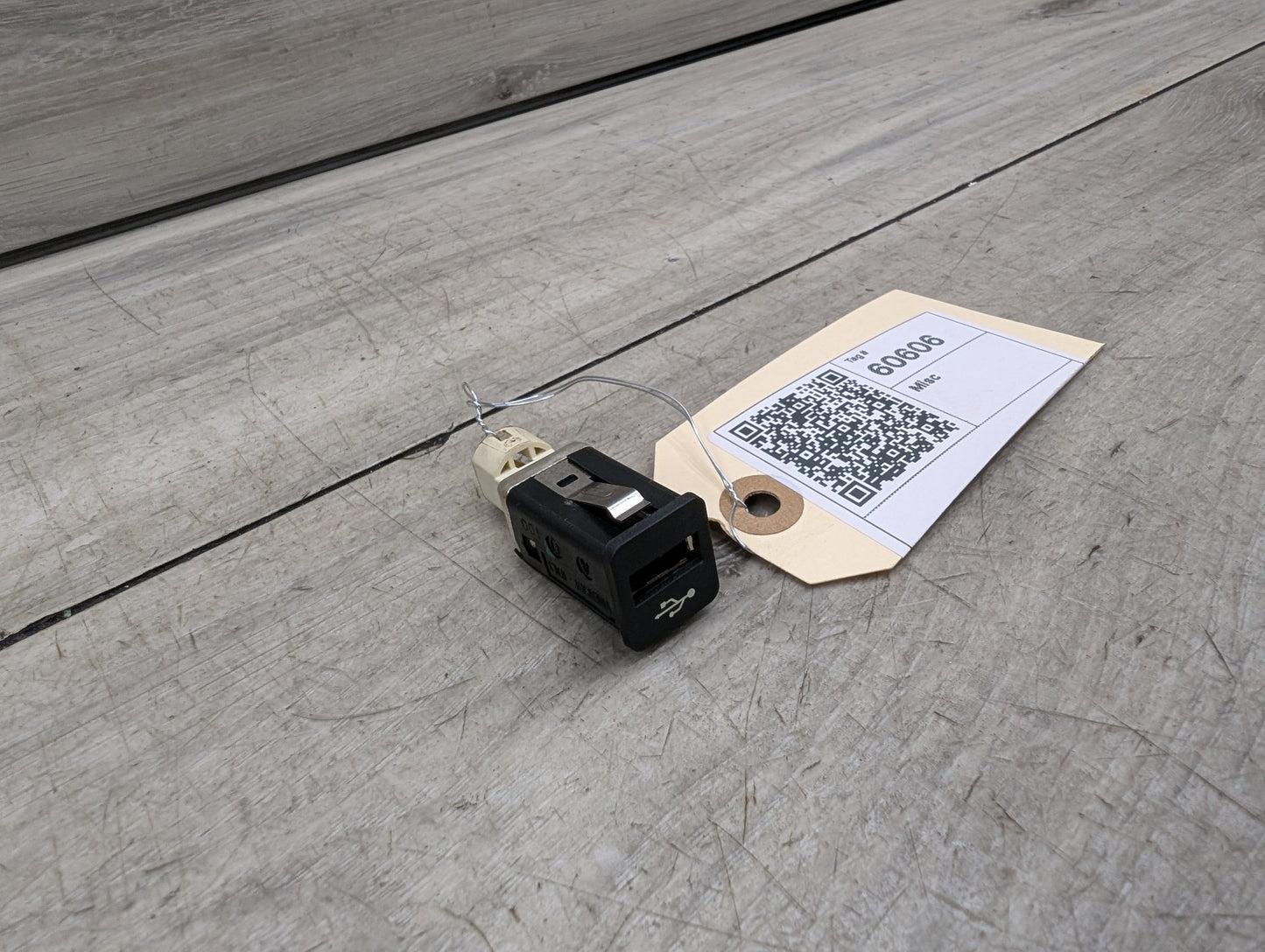 2011-2016 BMW 535i F10 AUX/ USB Charger Port Socket 9167196