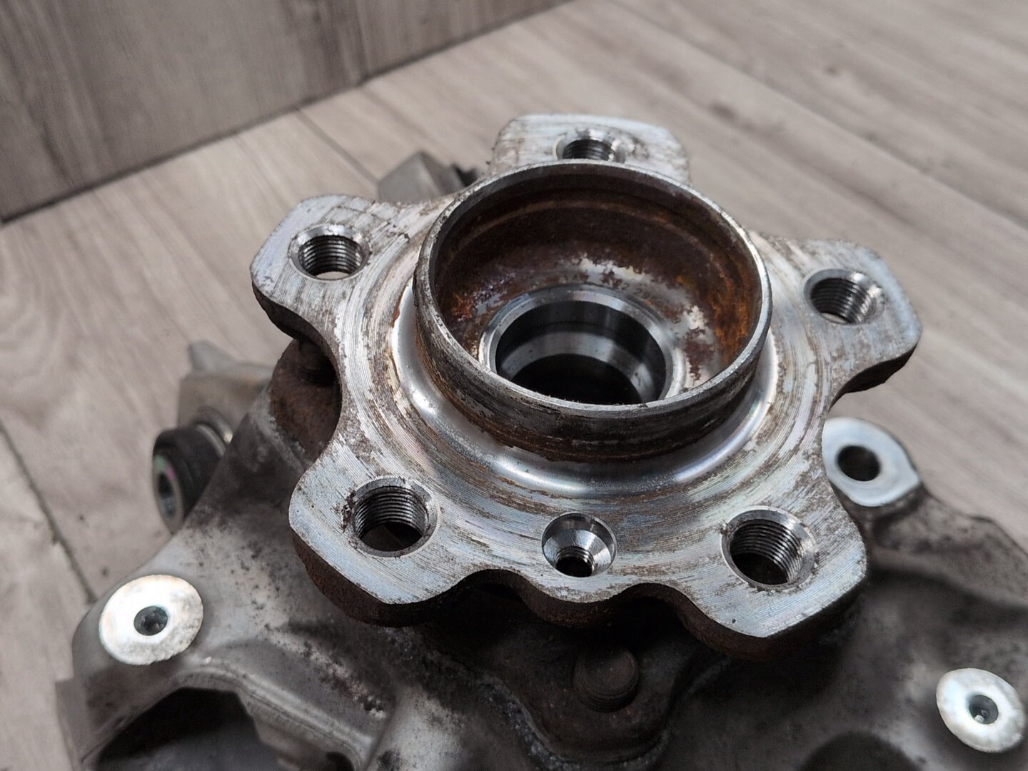 19-25 OEM BMW G20 330 M340 REAR Left Driver Side Knuckle Hub Spindle Bearing