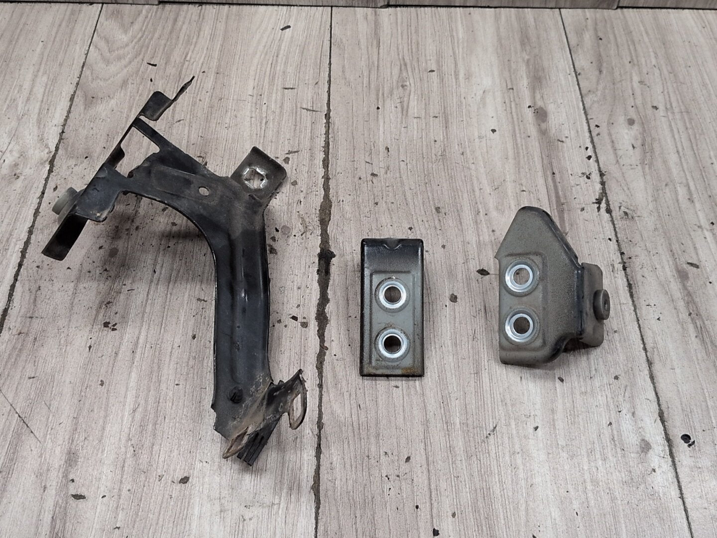 2016-2022 BMW 750i G12 Front Right Passenger Fender Brackets SET 7413402 OEM