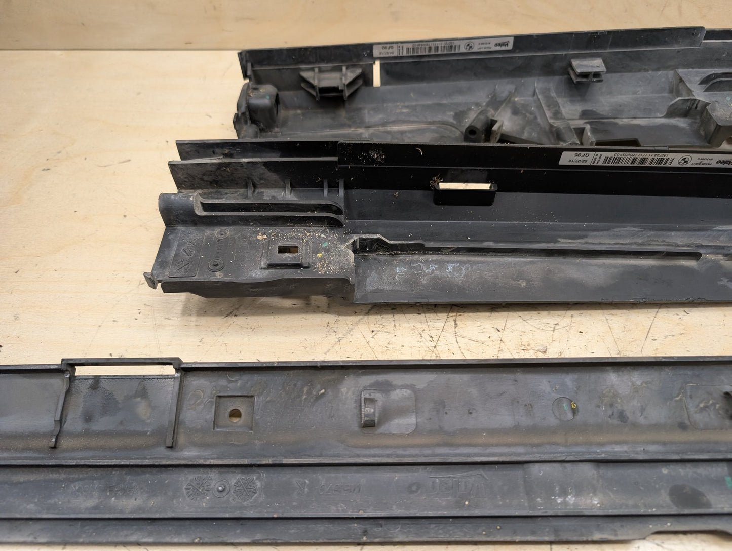2012-2018 BMW 320i F30 Cooling Radiator Brackets SET 7600537