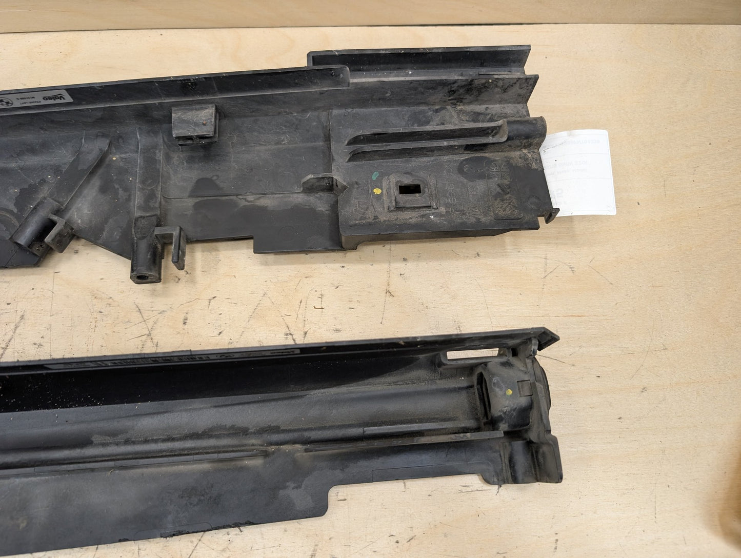 2012-2018 BMW 320i F30 Cooling Radiator Brackets SET 7600537