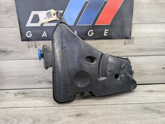 OEM BMW G12 G30 540 M550 750 M760 Windshield Wiper Washer Reservoir Tank Pump