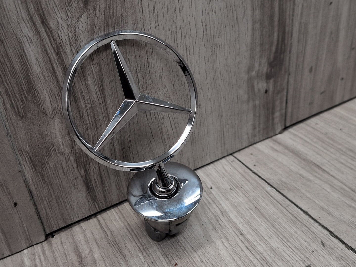 2009-2012 Mercedes-Benz E550 W212 Hood Star Emblem Badge Symbol Logo A2218800086