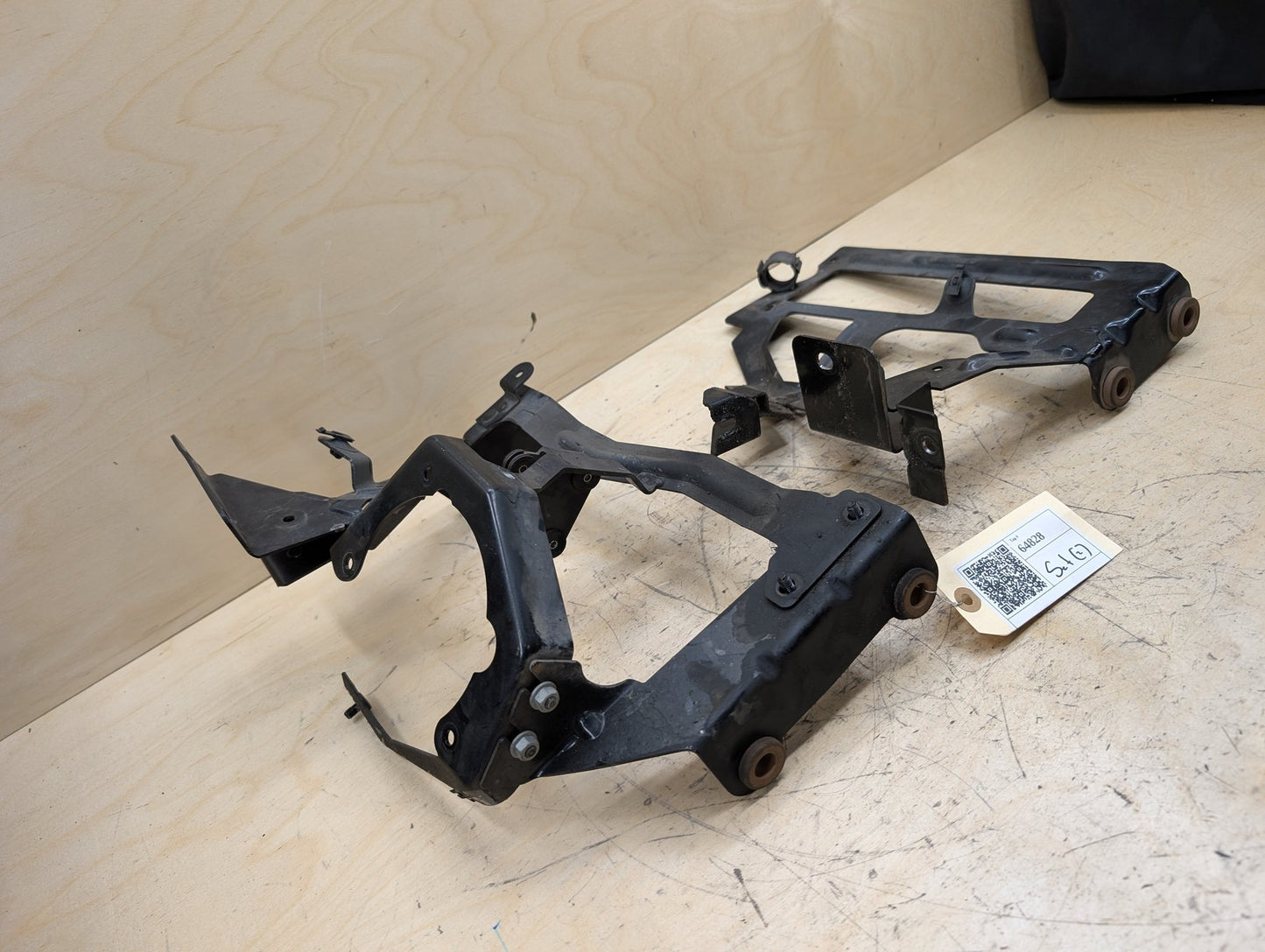 2011-2017 Audi RS5 8T Radiator Lower Mounting Brackets SET 8K0121259 OEM