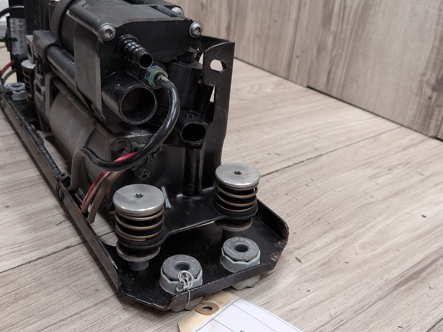 09-15 OEM BMW F01 F02 740 750 760 B7 Rear Air Suspension Compressor Pump Motor