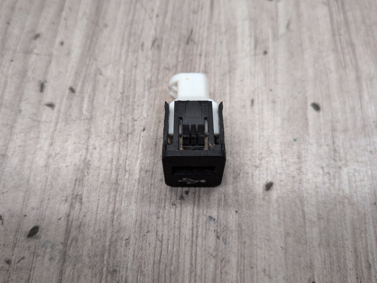 2016-2019 BMW 740Li G12 AUX/ USB Charger Port Socket 9229294 OEM