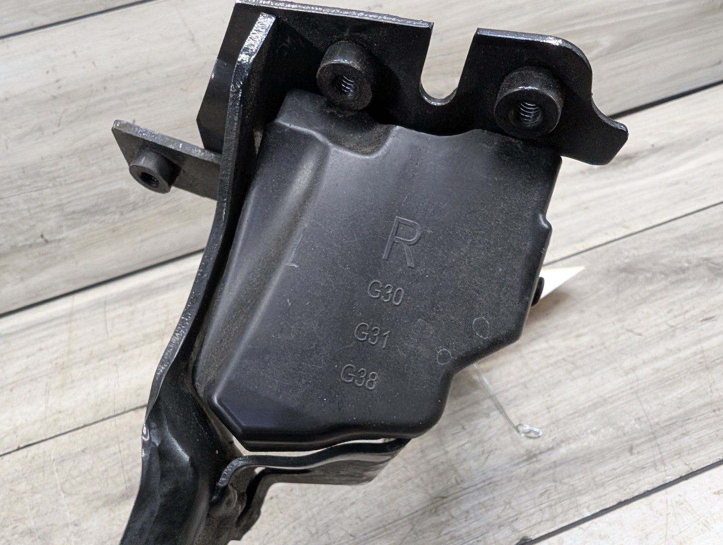 2017-2023 BMW 530i G30 Right Passenger Headlight Bracket 7383858