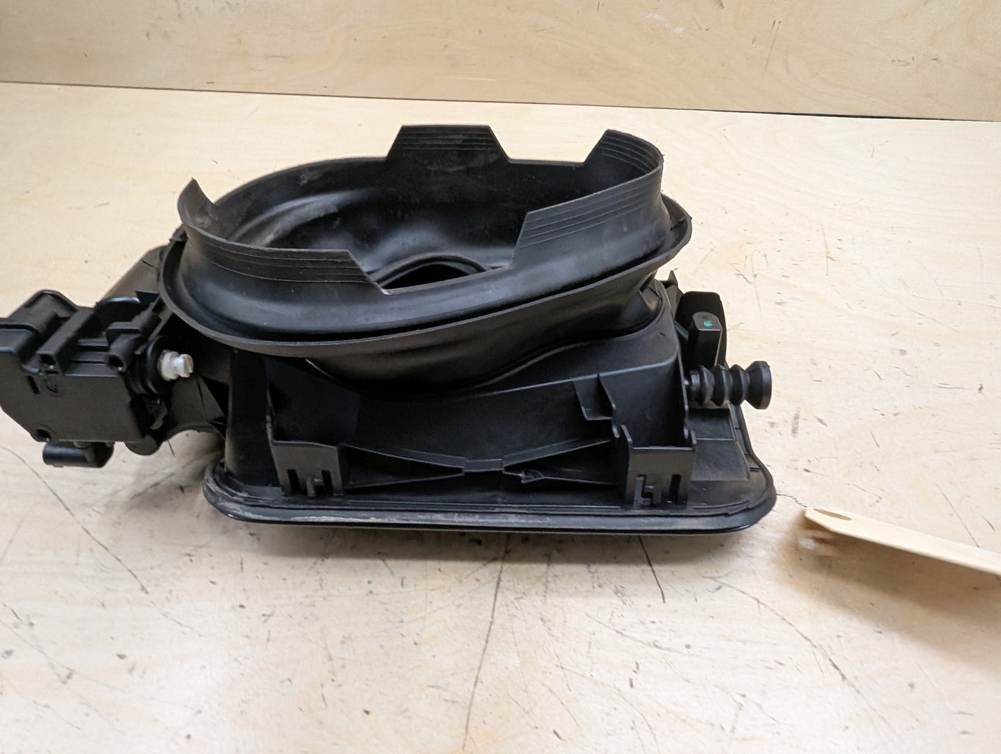 14-20 OEM BMW F32 F82 M4 Gas Fuel Tank Filler Door Cap Lid Cover Assembly