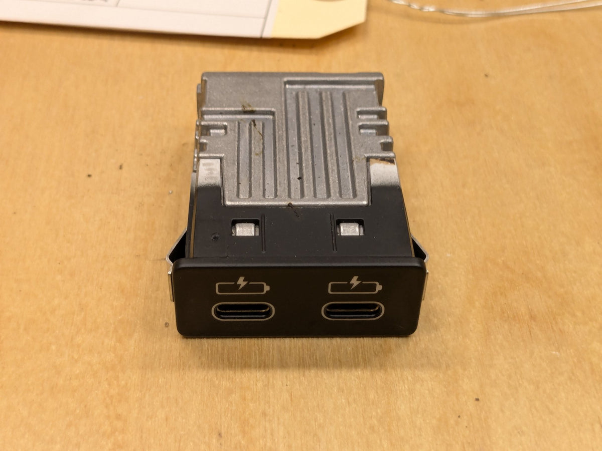 OEM BMW F48 F97 G01 G12 G20 G26 G30 USB Type C Socket Charger Port Connector