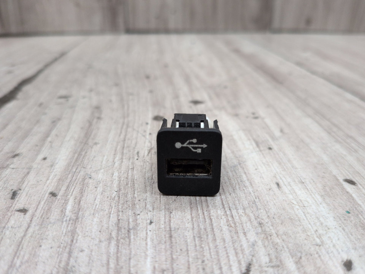 2016-2019 BMW 740Li G12 AUX/ USB Charger Port Socket 9229294 OEM
