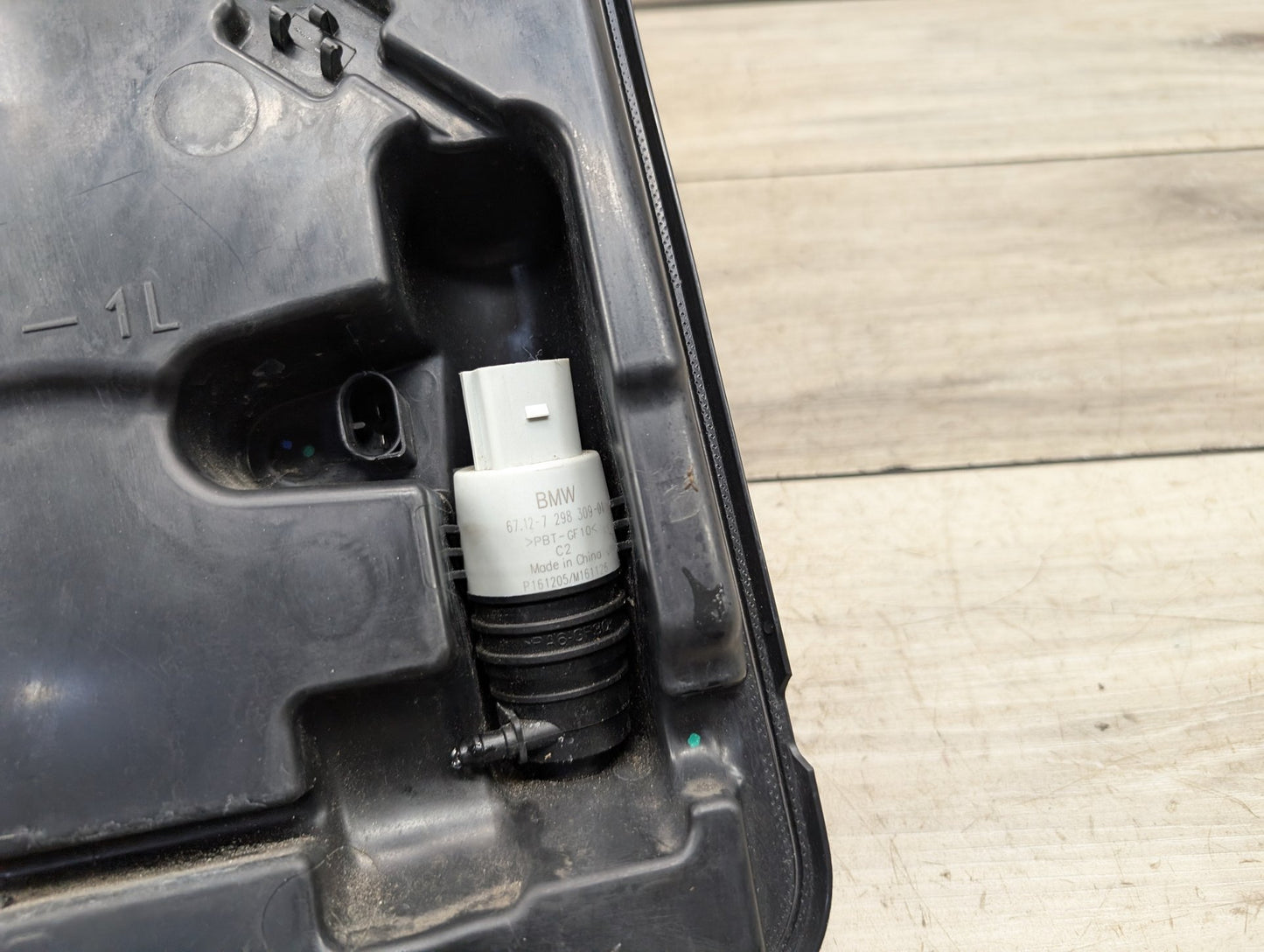 OEM BMW G12 G30 540 M550 750 M760 Windshield Wiper Washer Reservoir Tank Pump