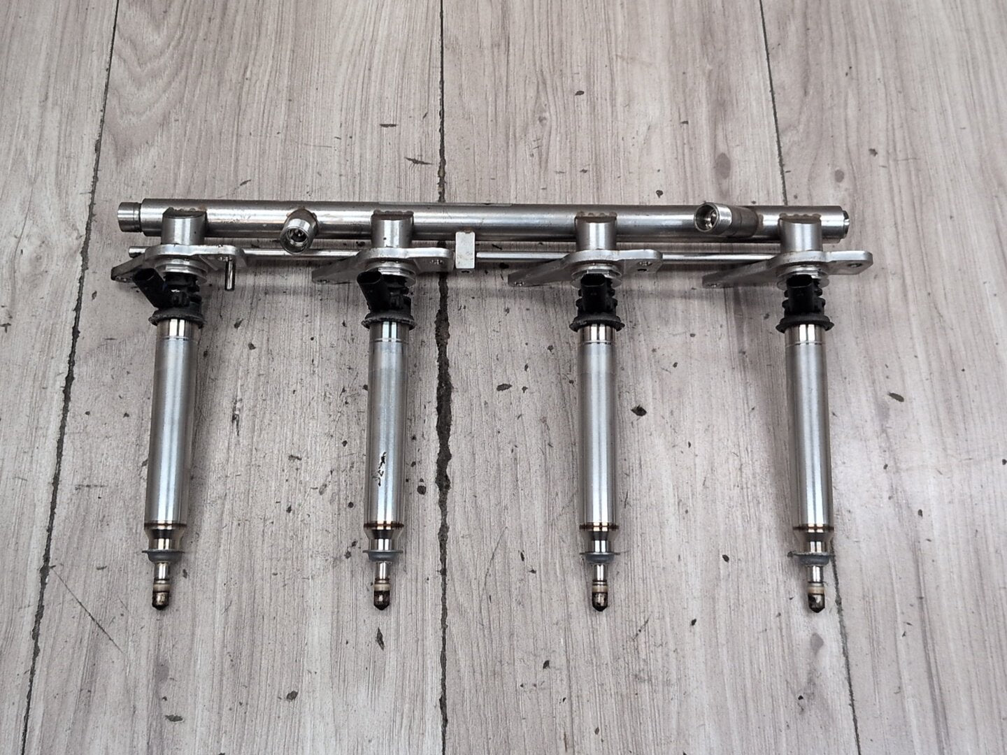 2009-2012 Mercedes-Benz W212 E550 M278 Engine Left Motor Fuel Injector Rail Line