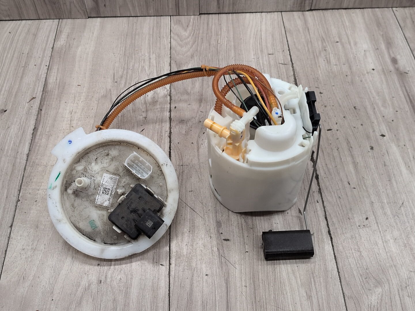 18-20 OEM BMW G30 M550iX Engine N63R Gas Tank Mount Fuel Pump w/ Sending Unit