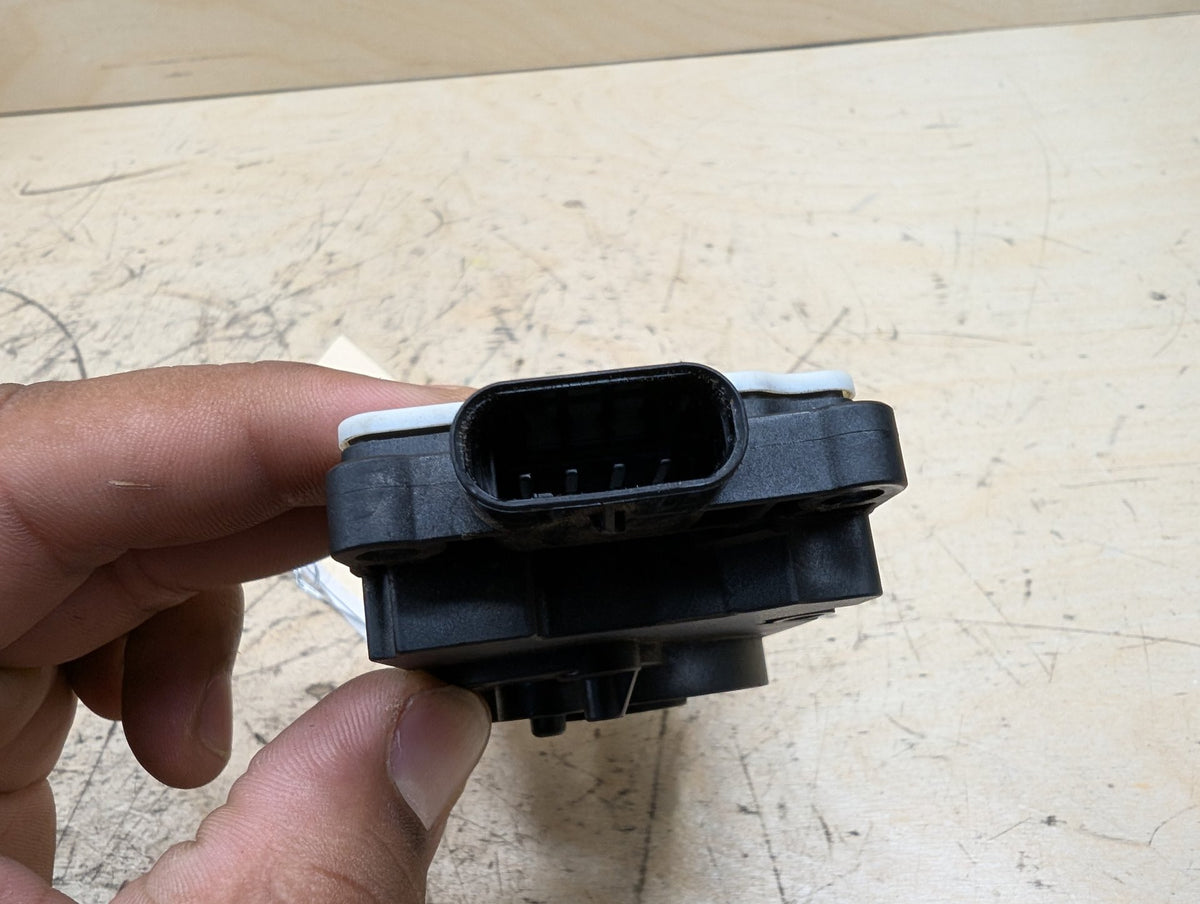OEM BMW G05 G07 G12 G20 330 M340 X5 X7 Front Upper Grille Shutter Motor Actuator