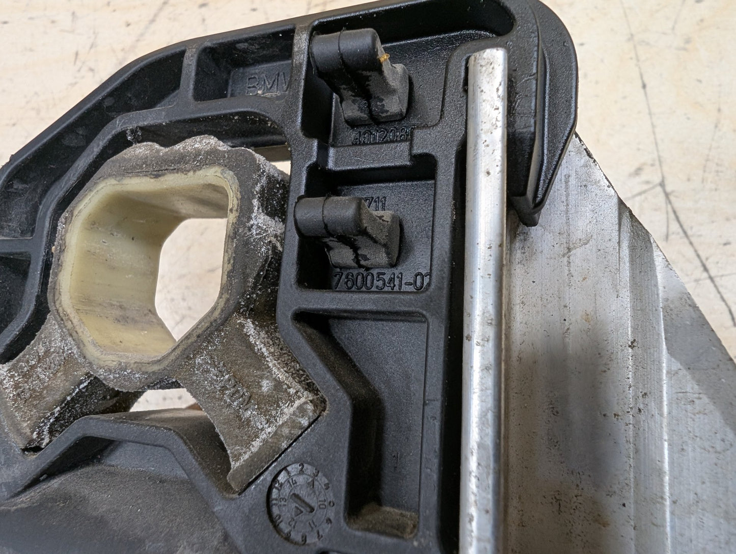 OEM BMW F22 F23 F30 F32 F33 F36 Left Right Radiator Carrier Support Bracket SET