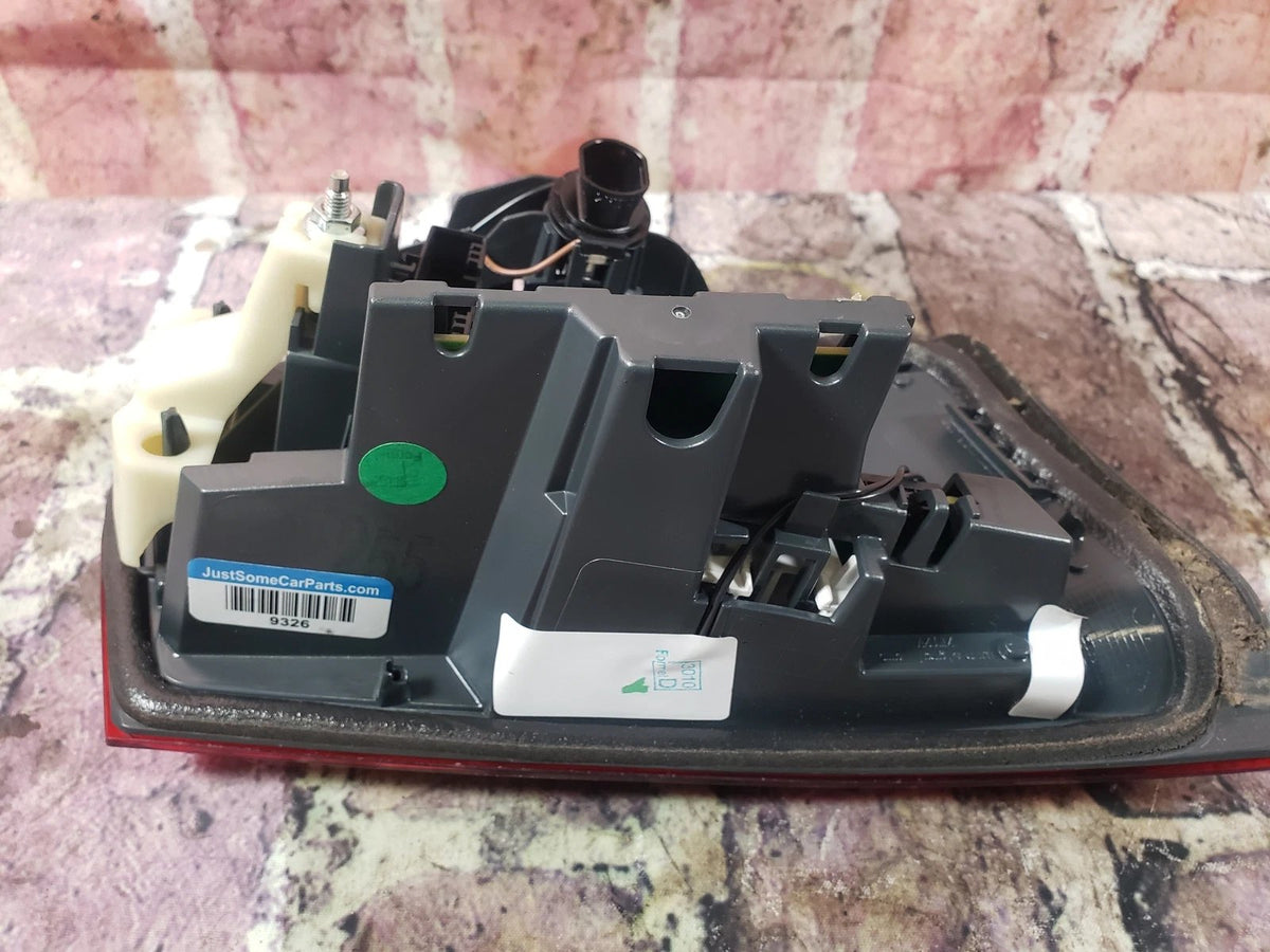 BMW 16-18 F30 RIGHT Tail Light Decklid Mount LCI