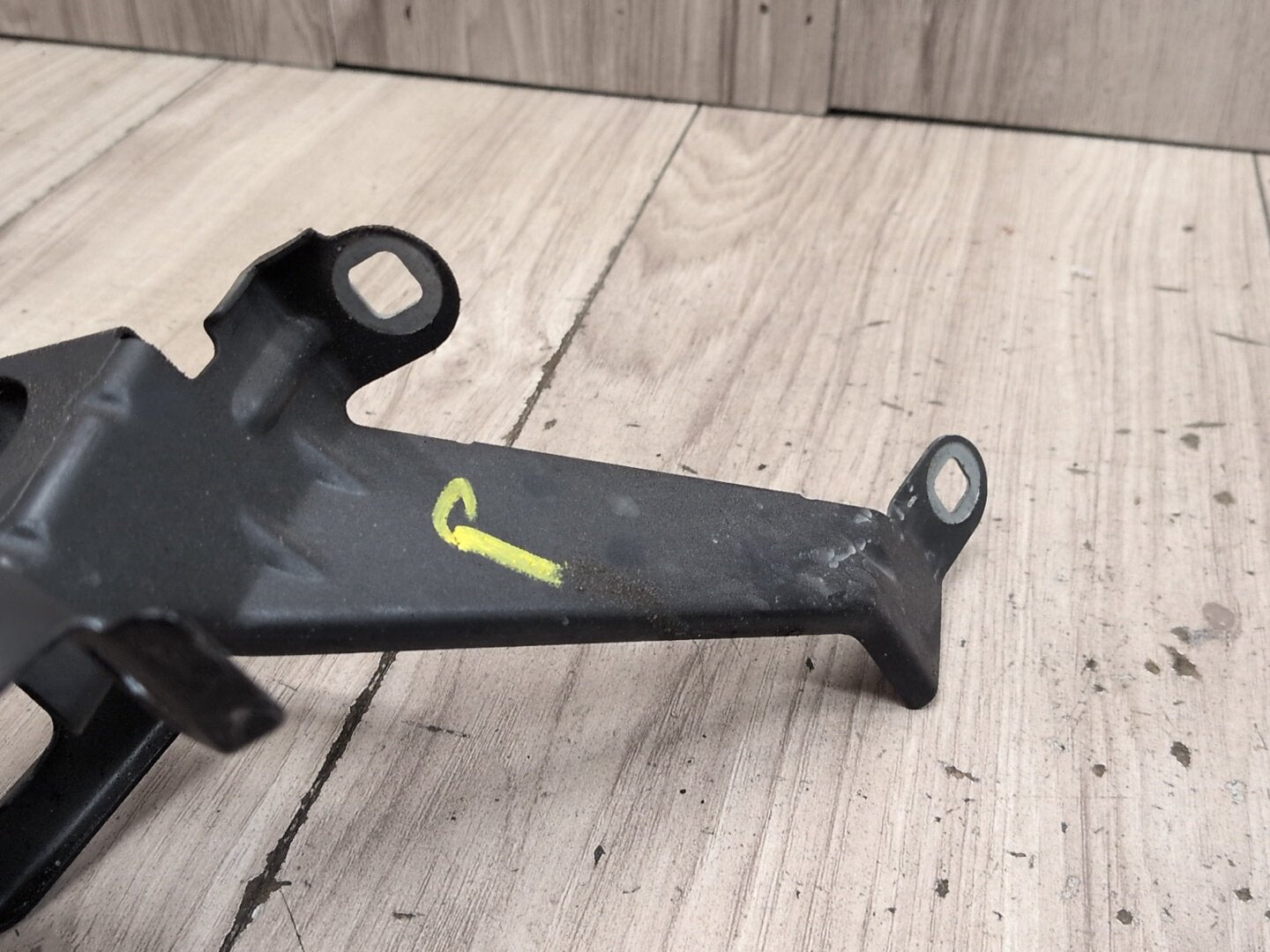 2012-2018 BMW M6 F06 Front Right Passenger Fender Brackets SET 7230584
