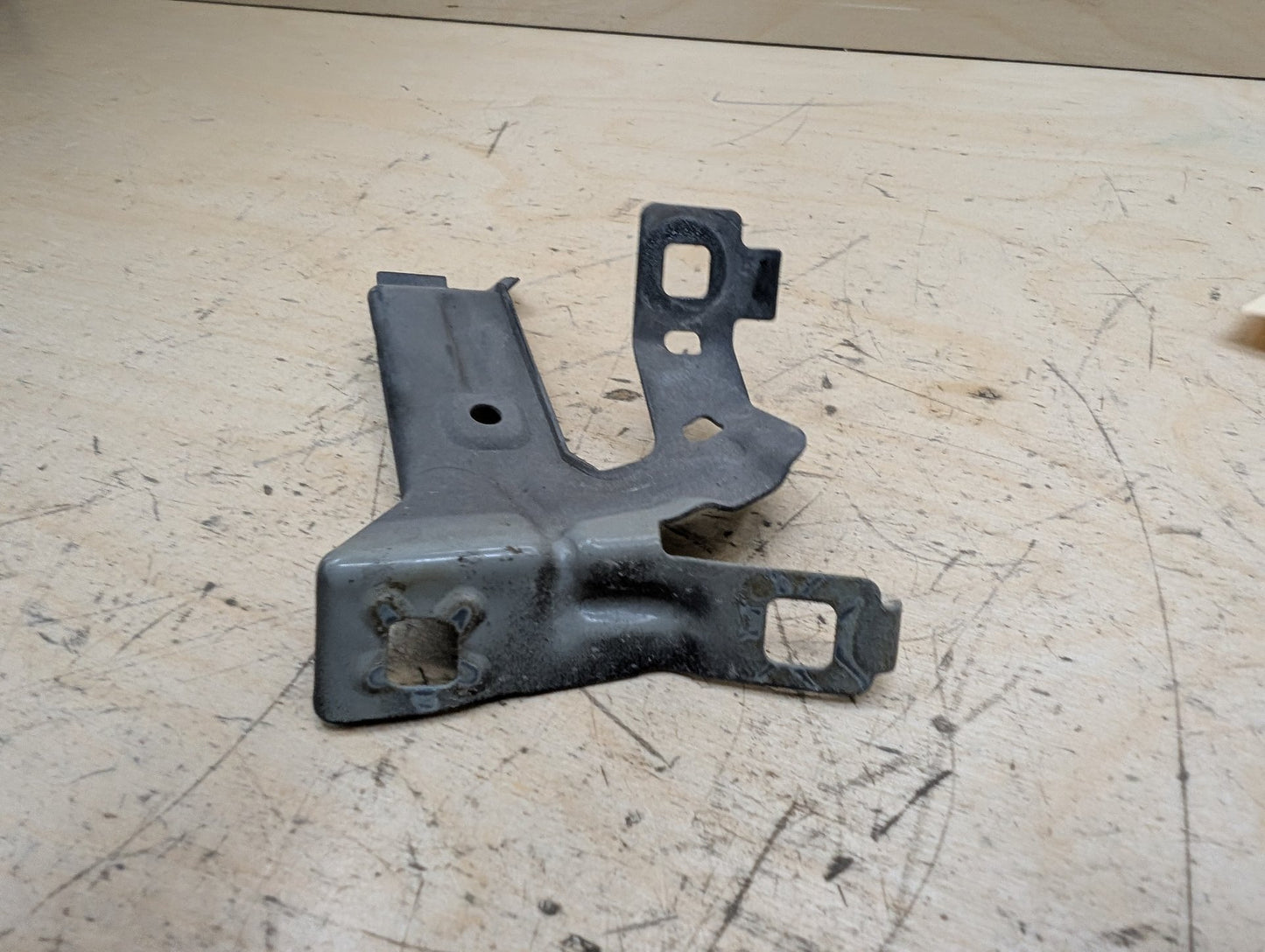15-20 OEM BMW F80 F82 F83 M3 M4 Left Driver Fender Bracket Mount Carrier SET