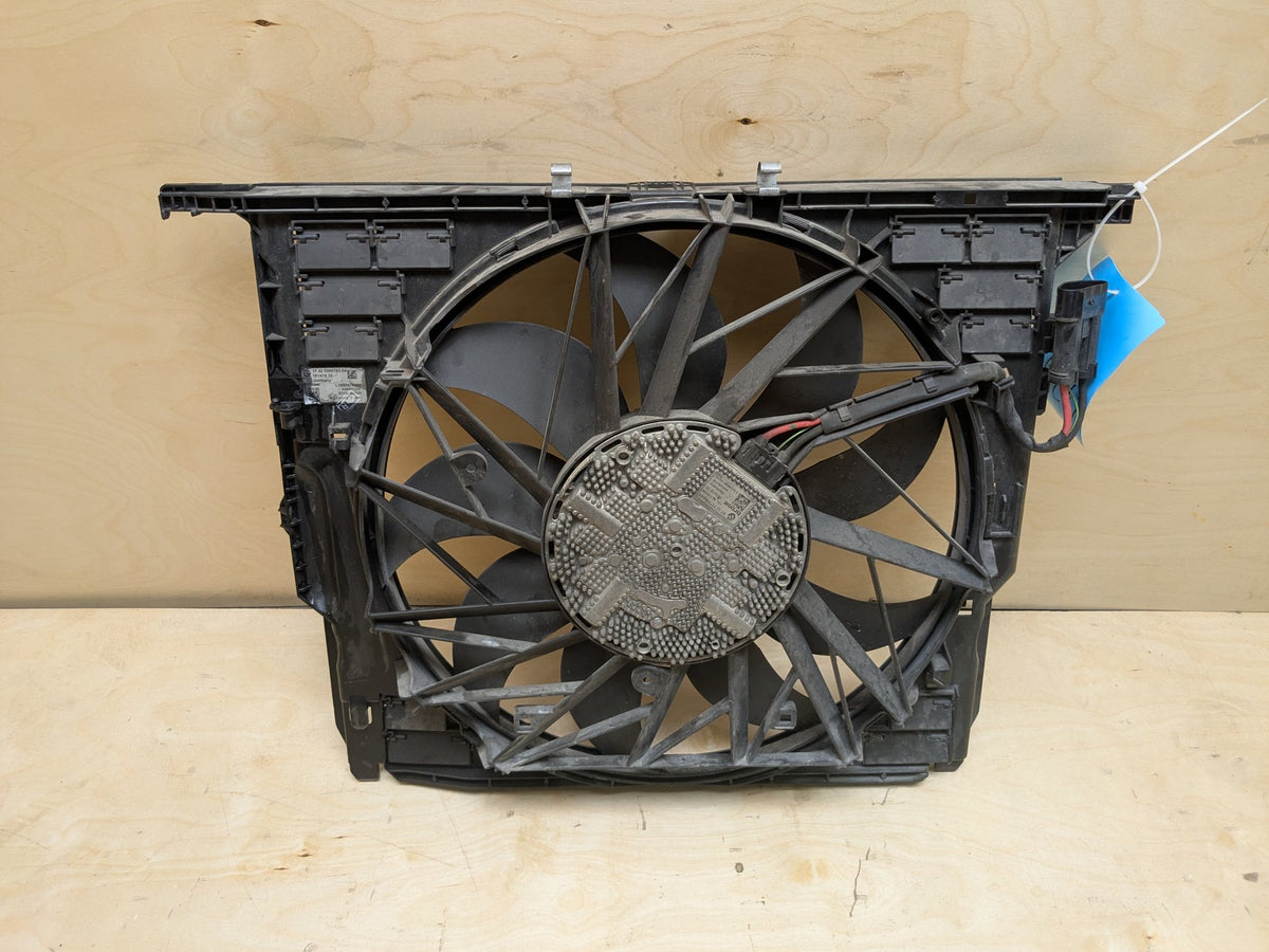 2017-2023 BMW 530i G30 Radiator Fan Shroud Housing w/ Motor 8509743