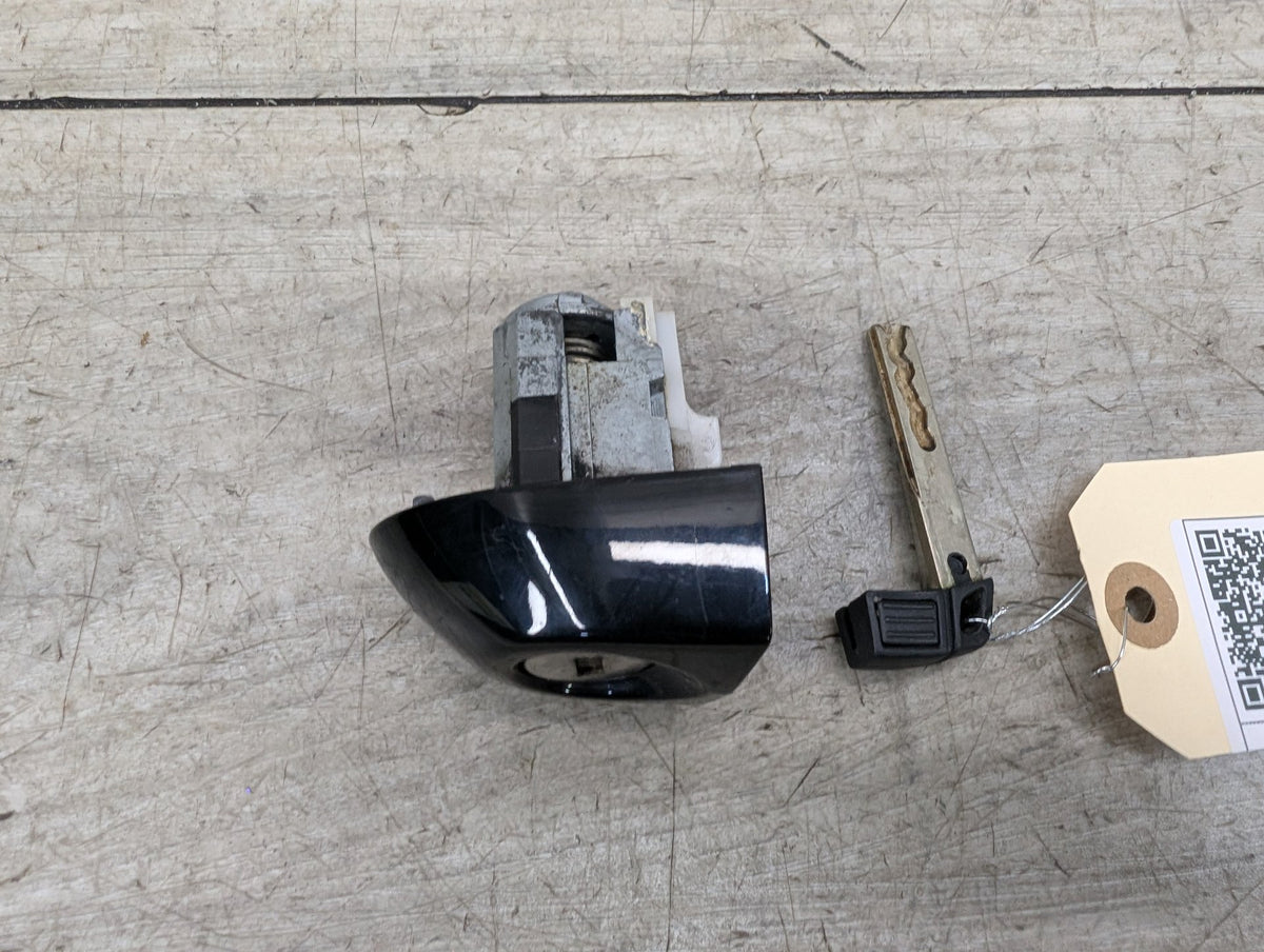2008-2013 BMW 128i E82 Front Left Driver Key Lock Mechanism w/ Key 7161429 OEM