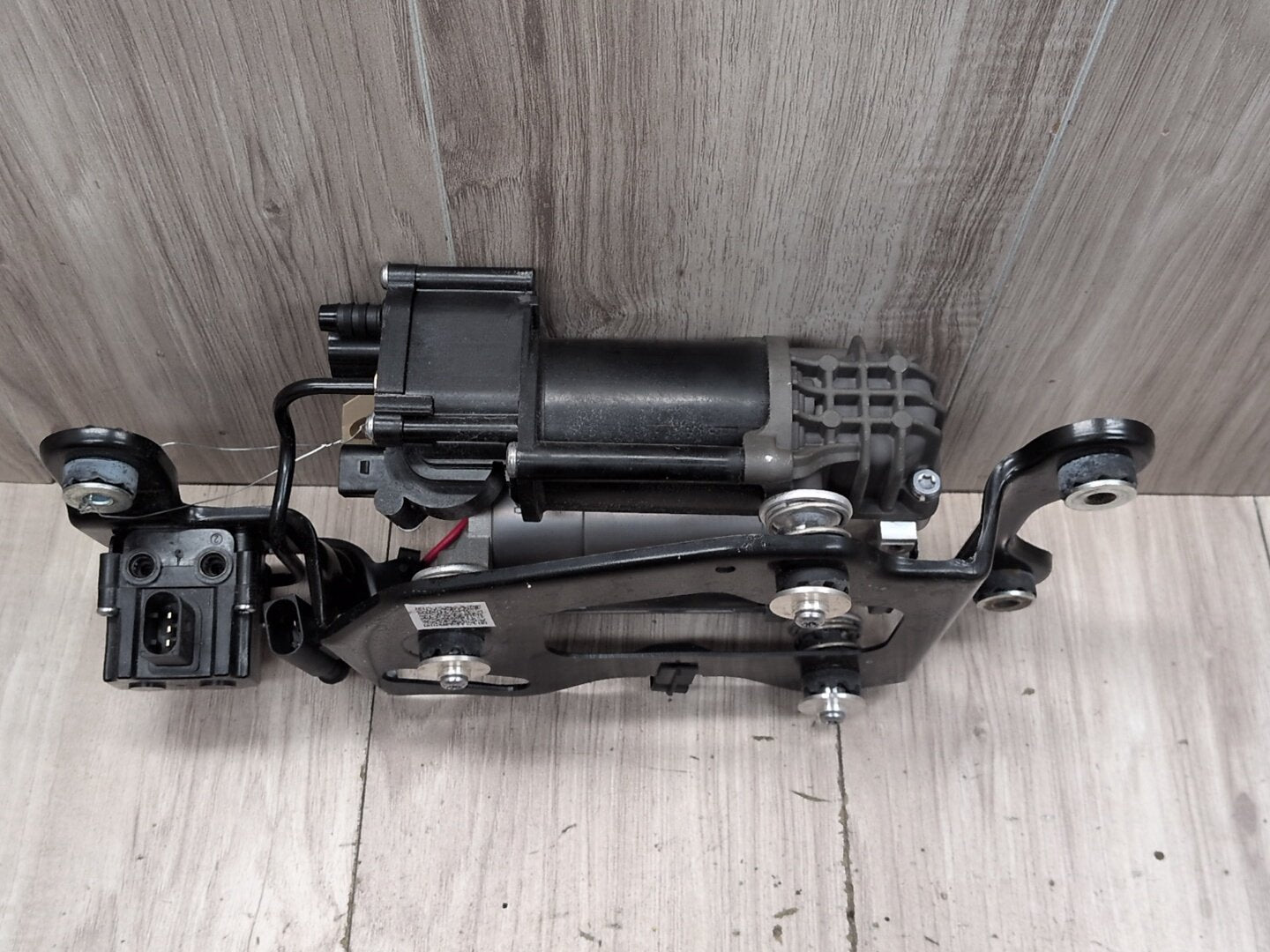 2015 - 2019 BMW X6 F86 Air Suspension Compressor Pump 6875177 S63B44T2