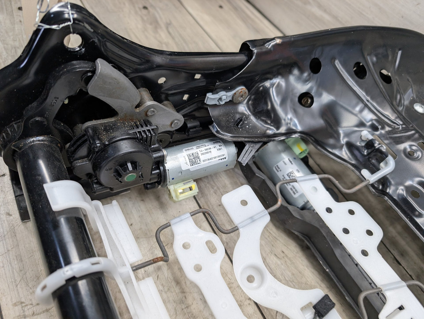 2021-2026 BMW 430i G22 Front Left Driver Seat Lower Track Frame Assembly 9108133