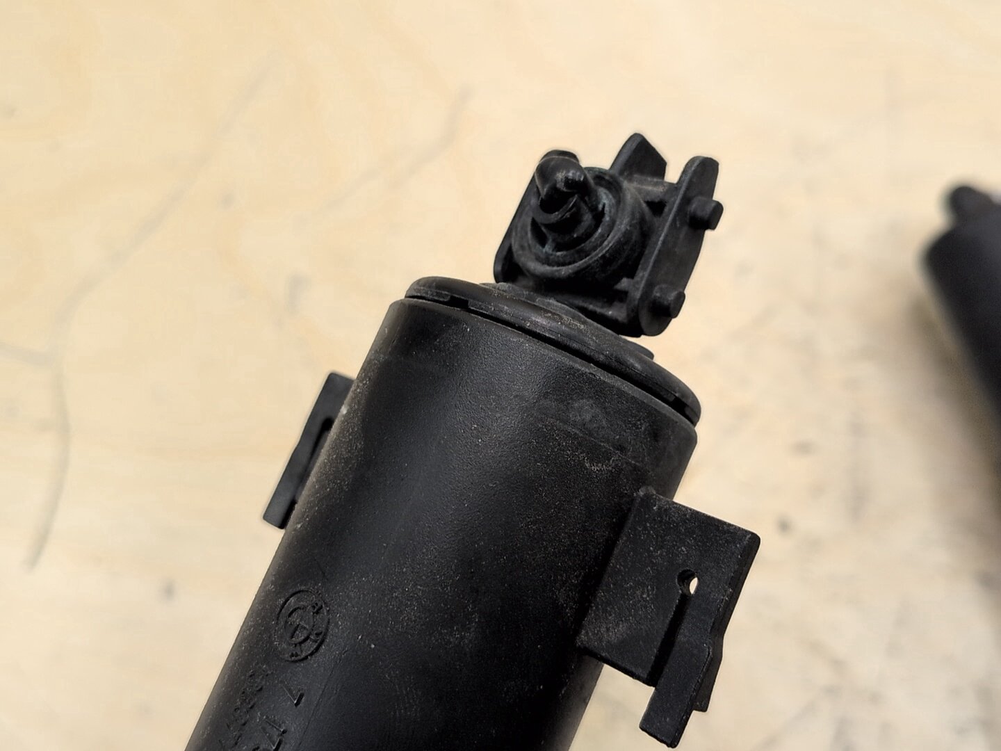 OEM BMW E90 E92 E93 328 335 Front Left Right Headlight Washer Spray Nozzle Jet
