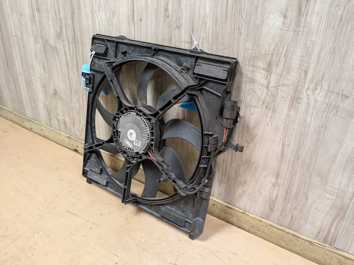 2014 - 2016 BMW X6 F86 Radiator Fan Shroud Housing w/ Motor 7634472 S63B44T2