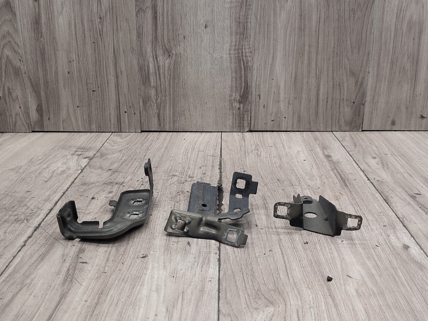 15-20 OEM BMW F80 F82 F83 M3 M4 Left Driver Fender Bracket Mount Carrier SET