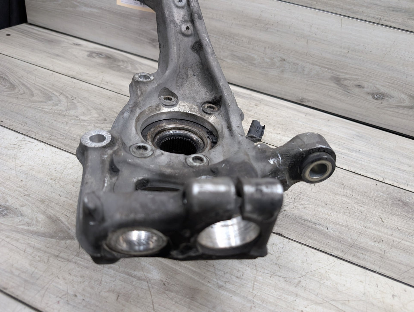 2009 - 2017 Audi Q5 8R Front Left Driver Spindle Knuckle w/ Bearing 4G0407241C EA888