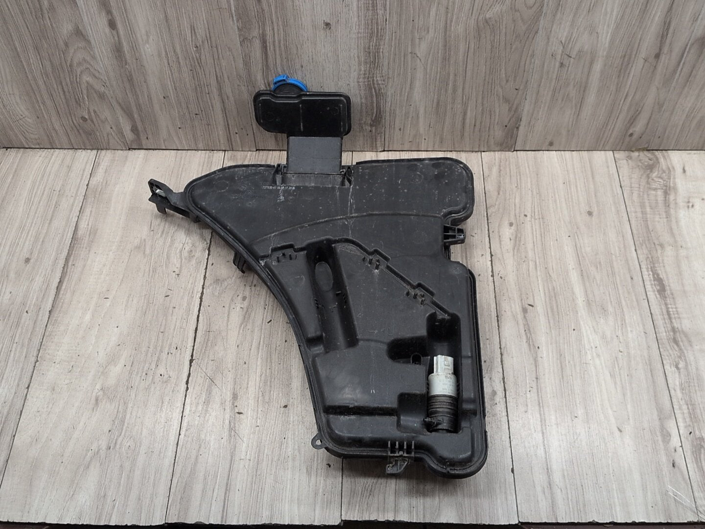 OEM BMW G12 G30 540 M550 750 M760 Windshield Wiper Washer Reservoir Tank Pump
