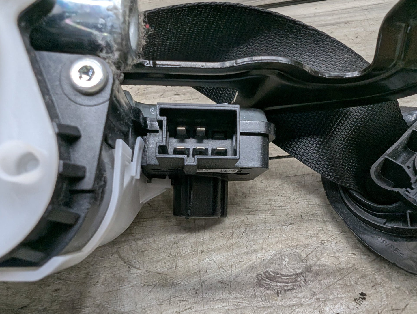 OEM BMW F90 G30 530 540 M550 M5 Front Right Passenger Seat Belt Retractor Black