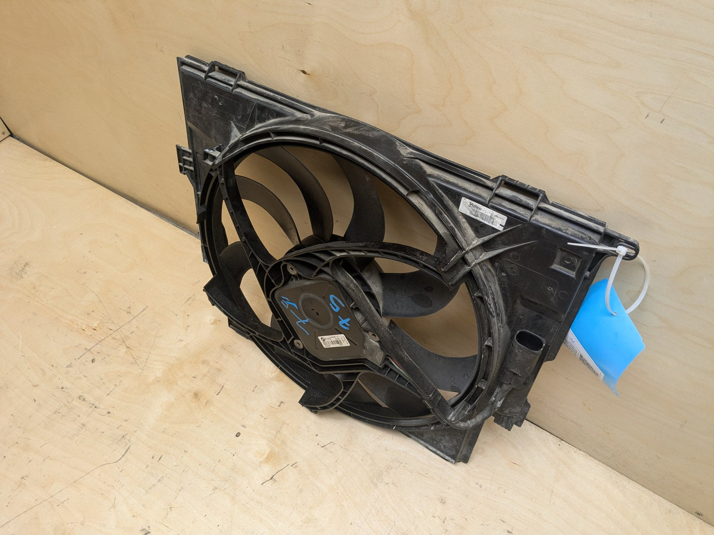 2012-2018 BMW 320i F30 Radiator Fan Shroud Housing w/ Motor 8641963