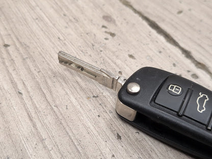 2016 Audi Q3 8U - DME Computer module w/ Key Fob And Mechanism PN: 8U0907115L