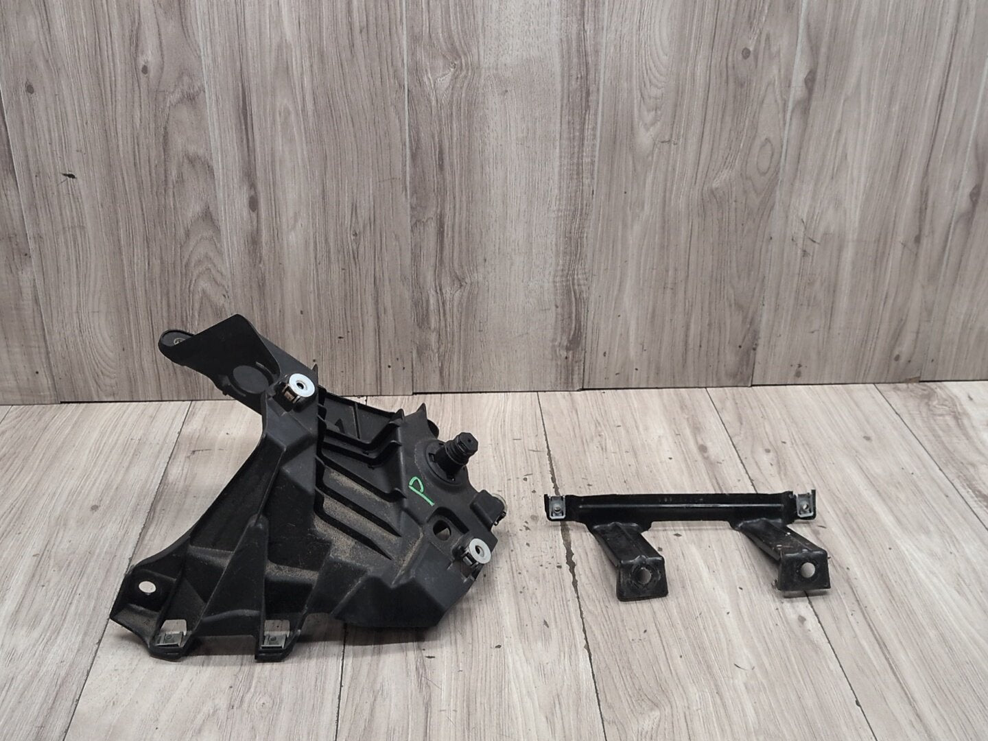 OEM BMW F15 F16 F85 X5 X6 Front Right Passenger Fender Mount Support Brackets