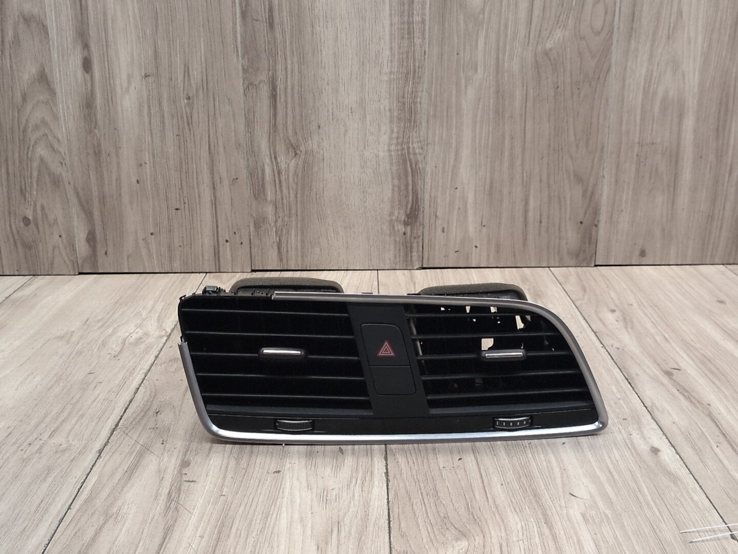 2015-2018 Audi Q3 8U Dashboard Dash Board Middle Center Air Vent 8U1820951C