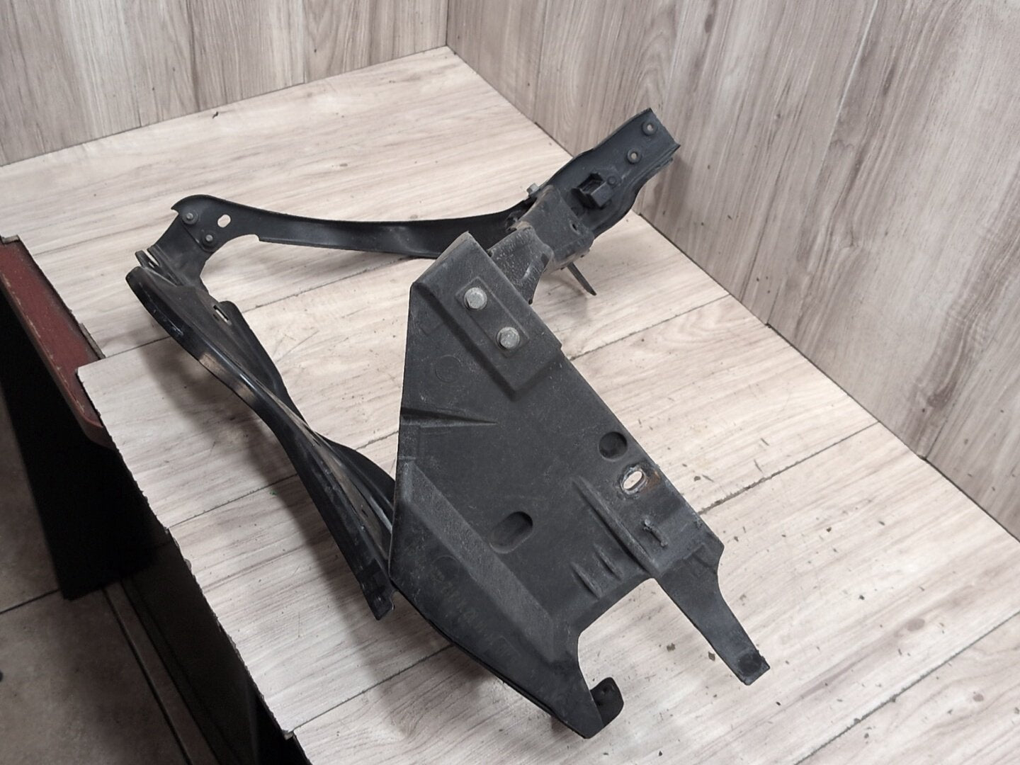 2009-2012 Mercedes-Benz E550 W212 Right Passenger Headlight Bracket 212620022