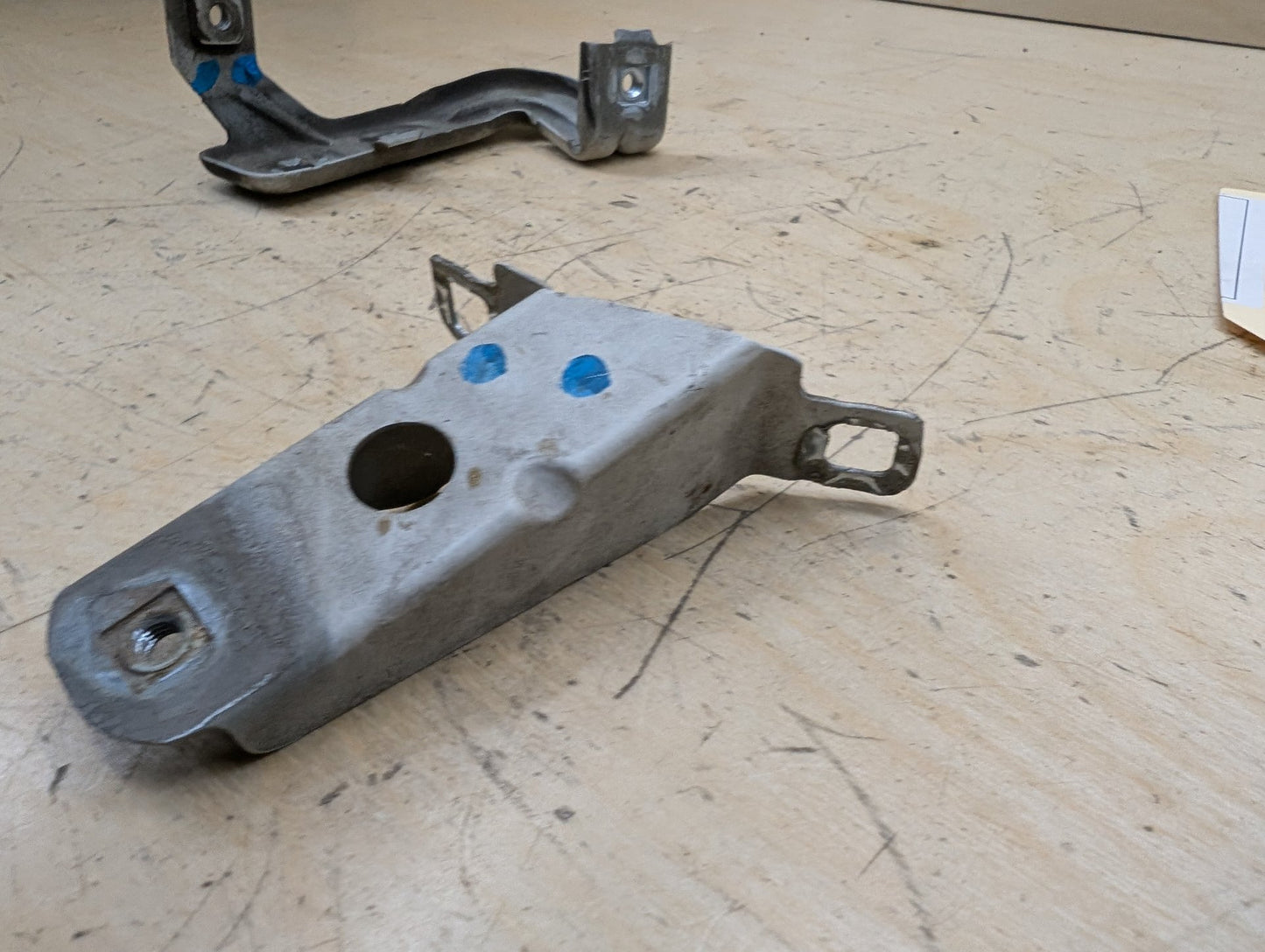 15-20 OEM BMW F80 F82 F83 M3 M4 Left Driver Fender Bracket Mount Carrier SET