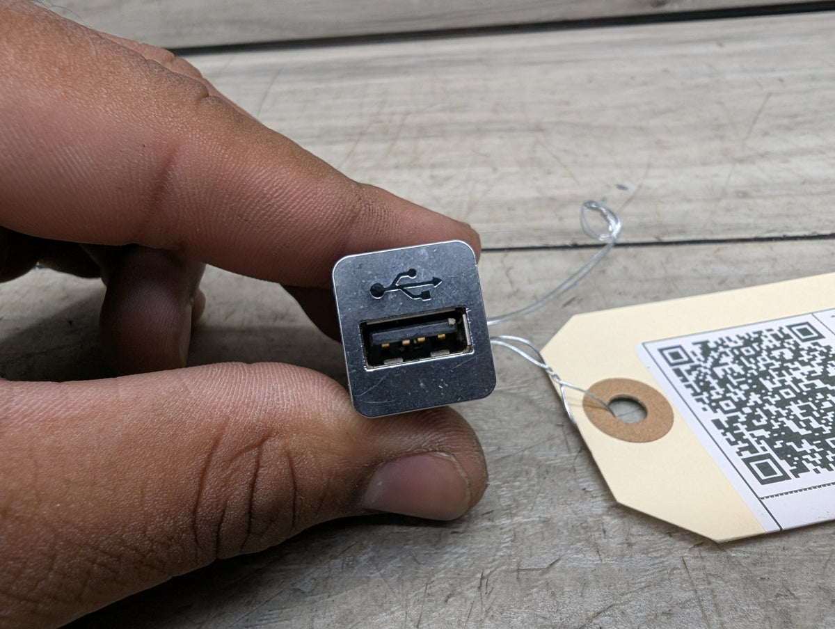 2016-2022 BMW 750Li G12 AUX/ USB Charger Port Socket 9368857 OEM