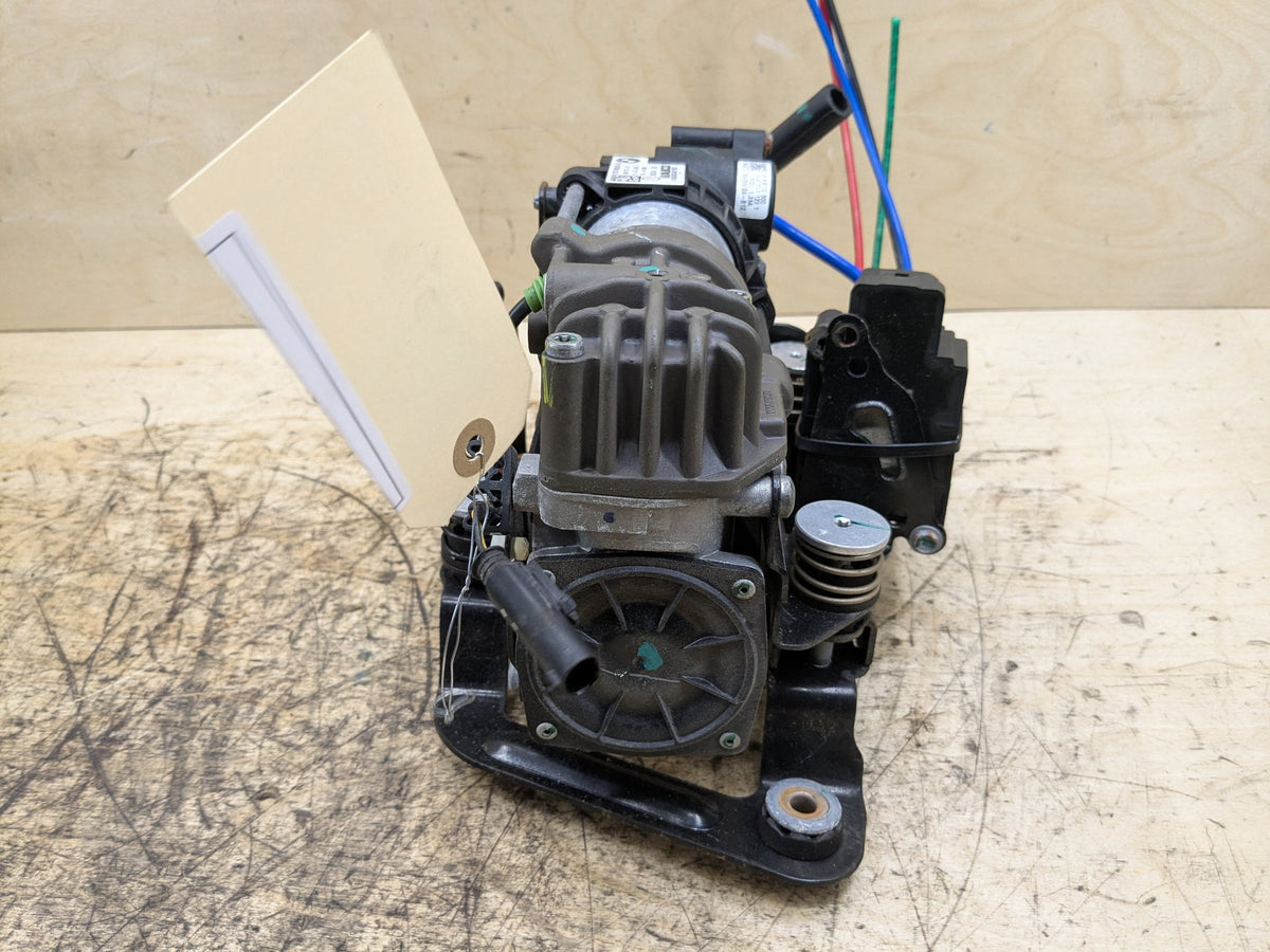 16-22 OEM BMW G11 G12 740 750 M760 Air Suspension Compressor Pump Module Motor