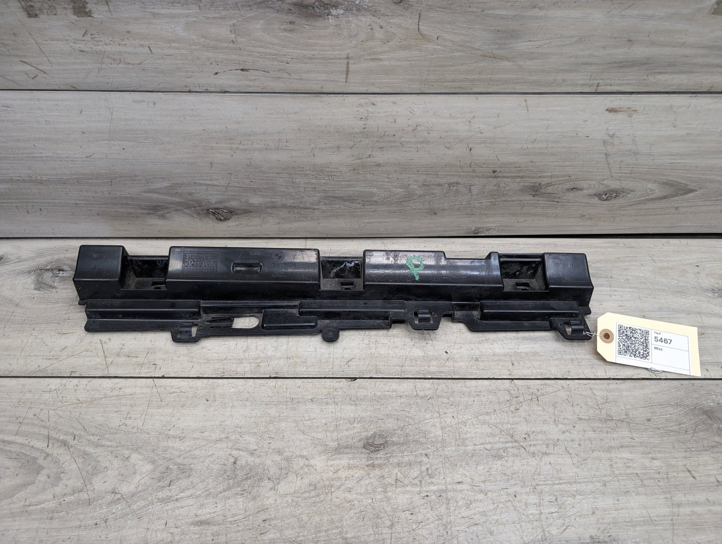 2012-2018 BMW 340i F30 Right Passenger Side Skirt Rocker Panel Bracket 7256916