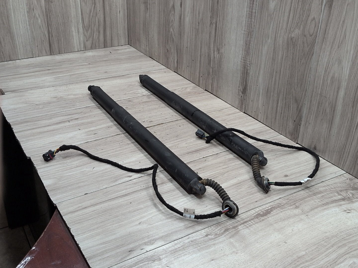 2015-2018 Audi Q3 8U Rear Left Right Liftgate Trunk Lid Strut Shock Supports SET 8U082785106S