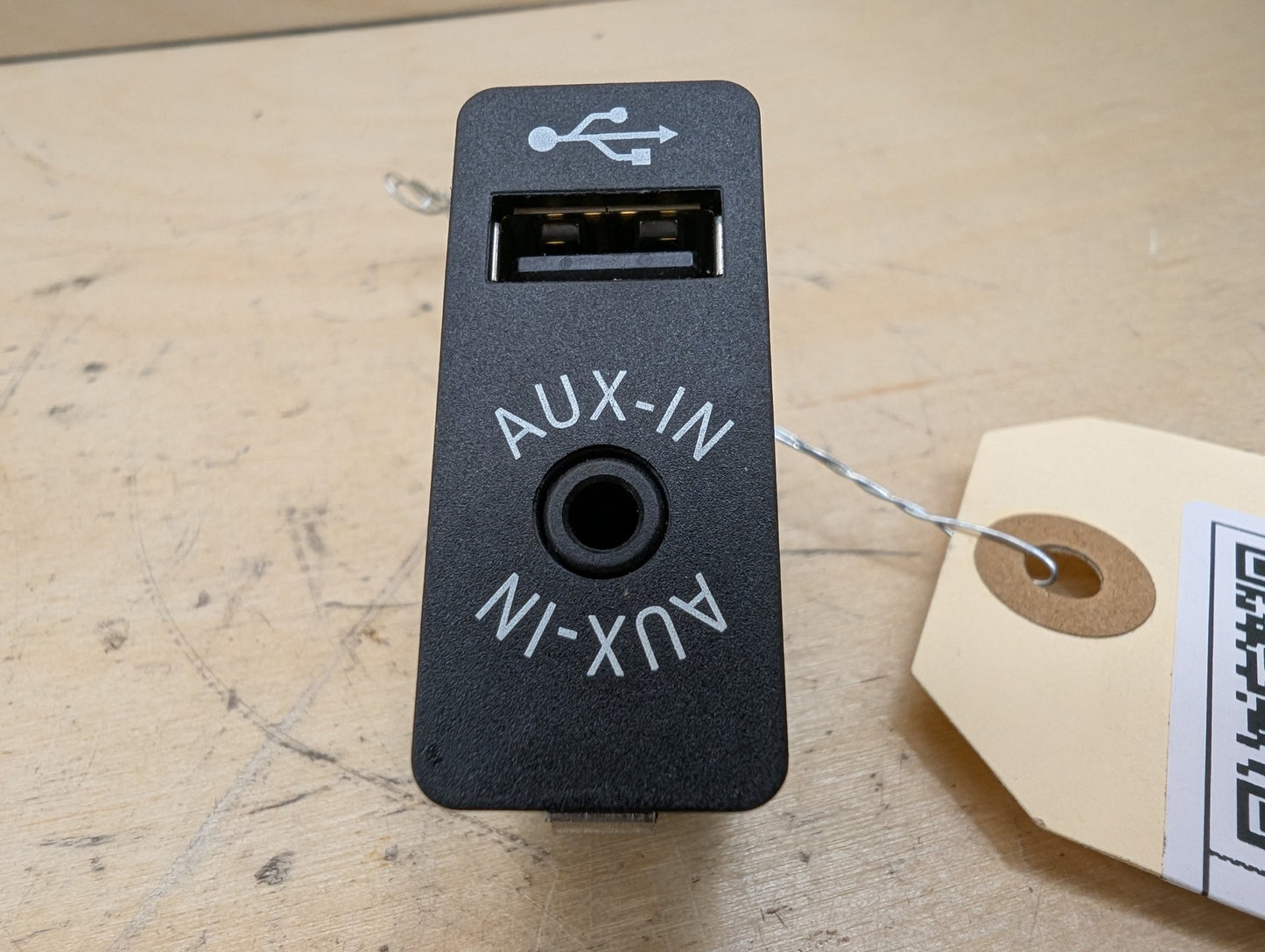 OEM BMW F15 F16 F25 F26 F85 X1 X3 X5 AUX Auxiliary Audio USB Input Charging Port