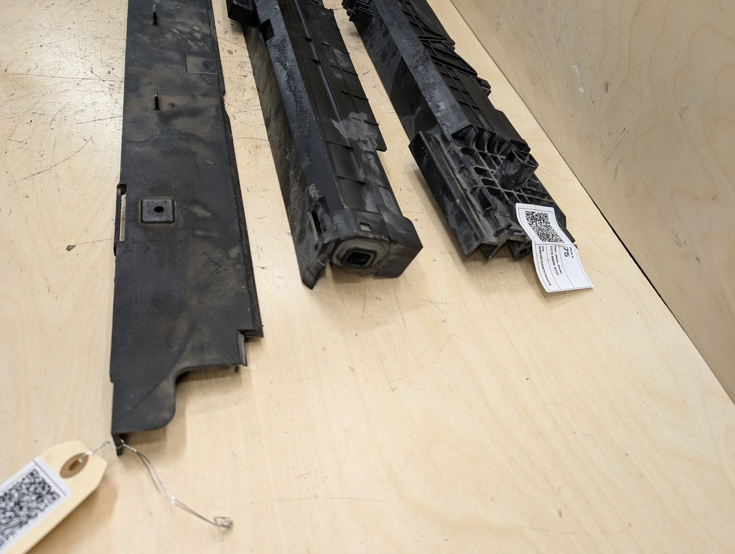 2012-2018 BMW 320i F30 Cooling Radiator Brackets SET 7600537
